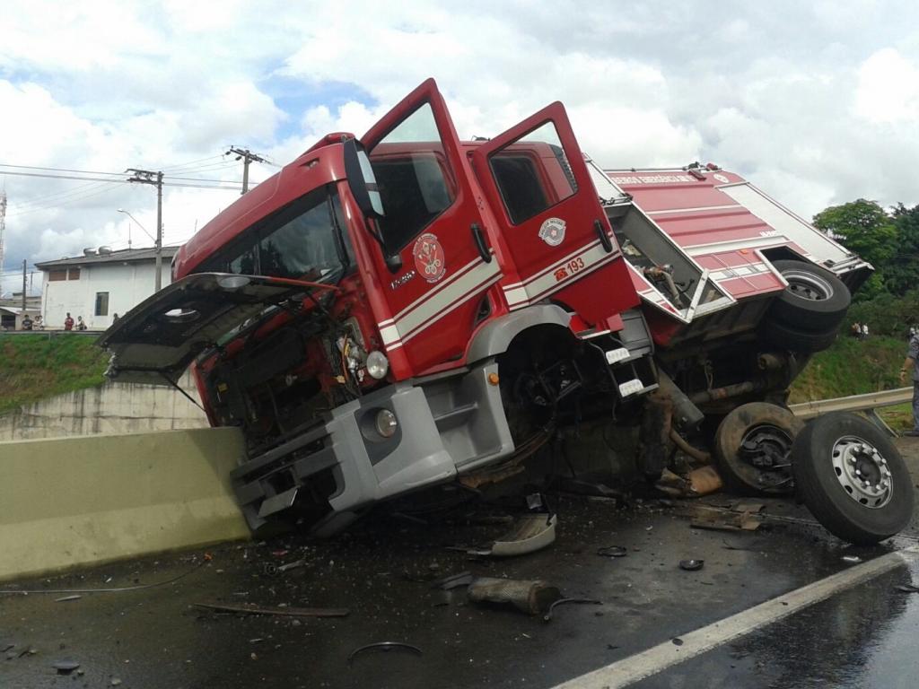 Caminh�o dos Bombeiros sofre acidente e fica pendurado na WL 
